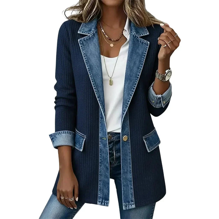 Manteau côtelé bleu marine à revers denim, poches à rabat et un bouton doré, porté sur un chemisier blanc. 17