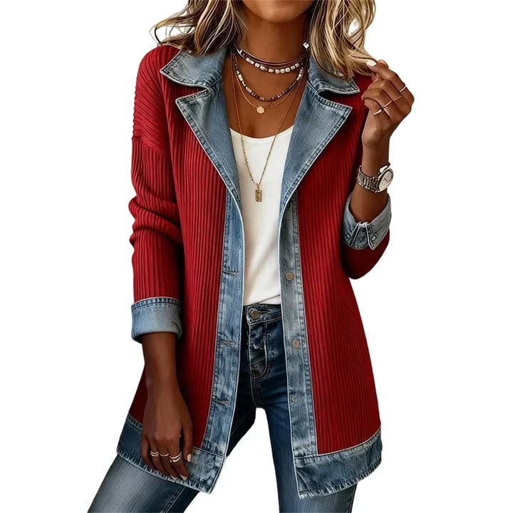 Manteau côtelé rouge bordeaux à col et bordures denim, boutonné au milieu, porté sur un haut blanc et un jean. 18