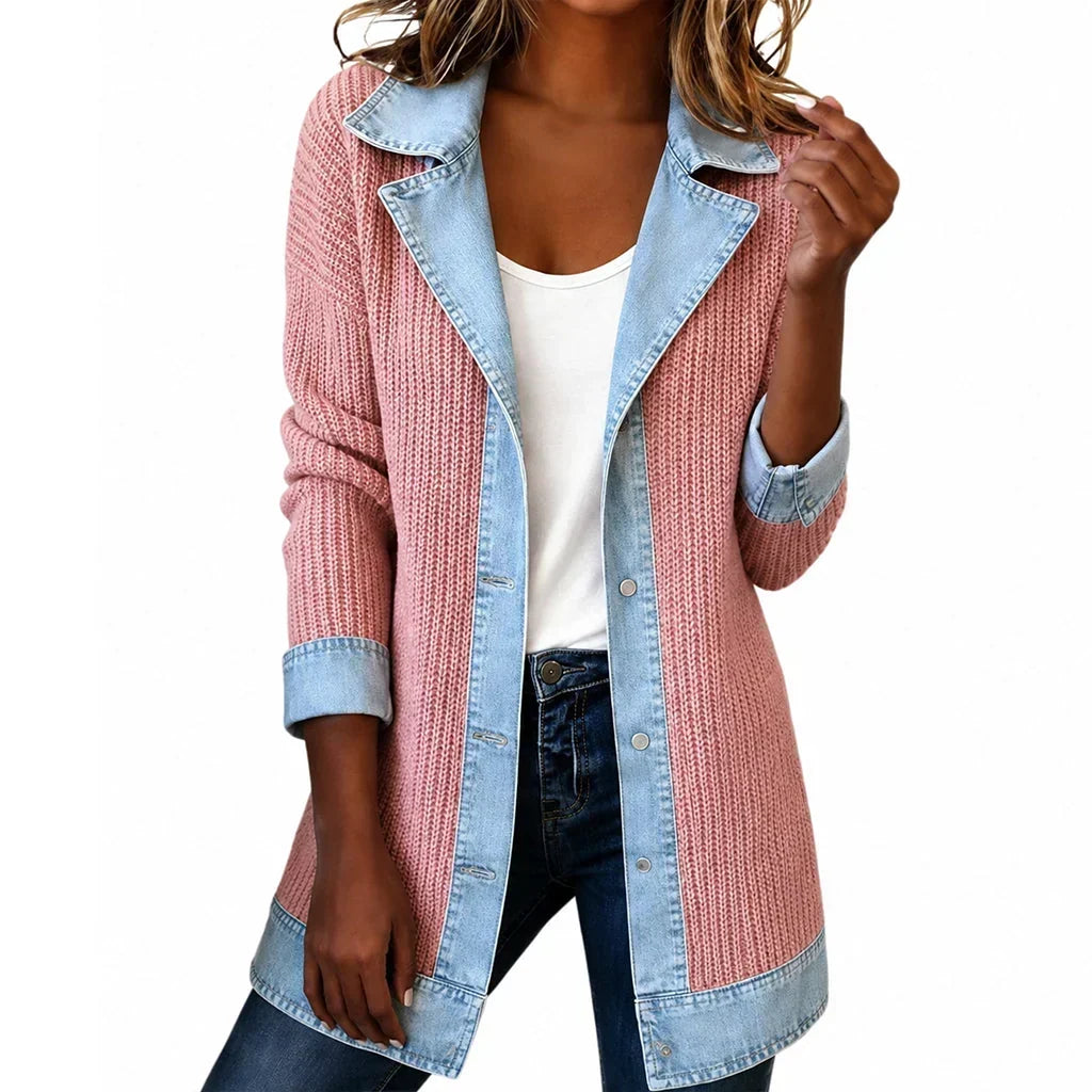 Manteau en maille rose côtelée à col, boutons-pression et bordures en denim bleu clair, porté sur un haut blanc et un jean. 20