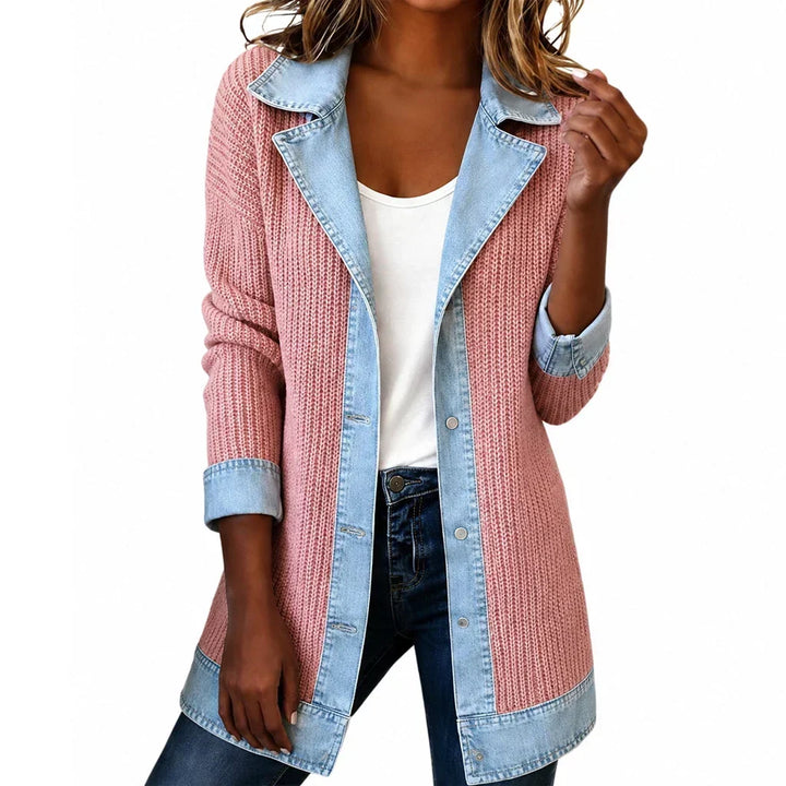 Manteau en maille rose côtelée à col, boutons-pression et bordures en denim bleu clair, porté sur un haut blanc et un jean. 20