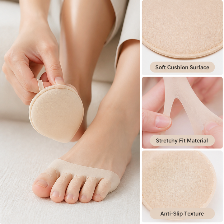 Montage de détails : coussinet beige tenu à la main, puis gros plans de la surface matelassée, de la bande extensible et de la texture. 4