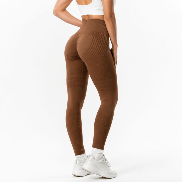 Legging marron vu de dos, lignes en arc sur les fessiers et bandes texturées sur les cuisses, baskets blanches. 18