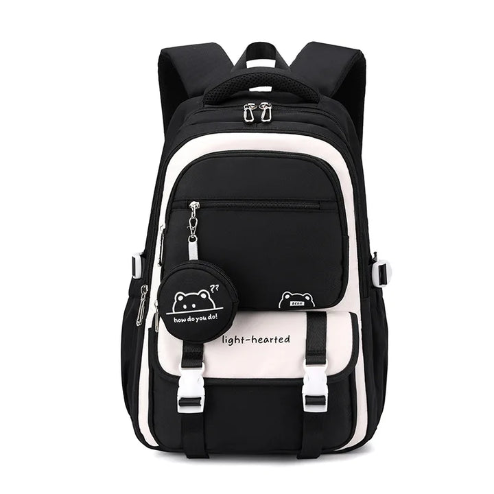 Sac à dos noir et crème vu de face, avec rabat à boucles blanches et pochette ronde noire assortie. 11