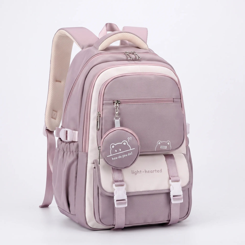 Sac à dos mauve et crème vu de trois quarts, avec bretelles matelassées, poche zippée, rabat à boucles et pochette ronde. 2