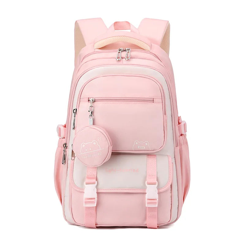 Sac à dos rose clair et crème vu de face, avec rabat à boucles et pochette ronde assortie. 7