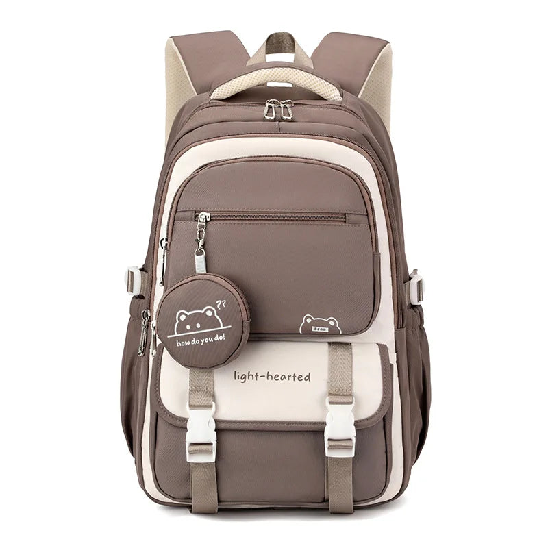 Sac à dos marron taupe et crème vu de face, avec rabat à boucles blanches et pochette ronde assortie. 8