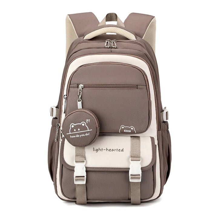 Sac à dos marron taupe et crème vu de face, avec rabat à boucles blanches et pochette ronde assortie. 8