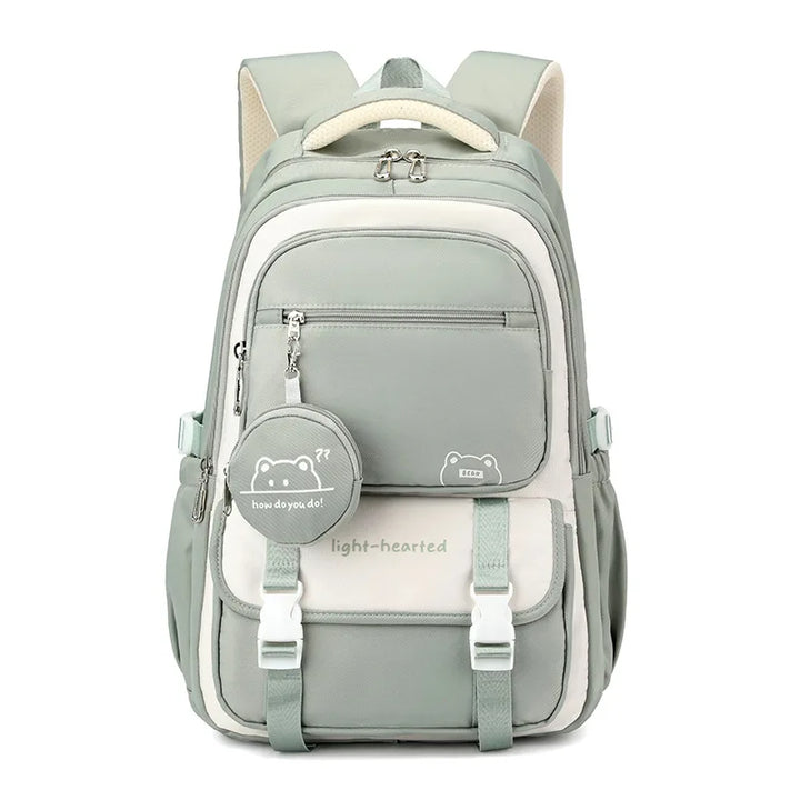 Sac à dos vert sauge et crème vu de face, avec rabat à boucles et pochette ronde assortie. 9