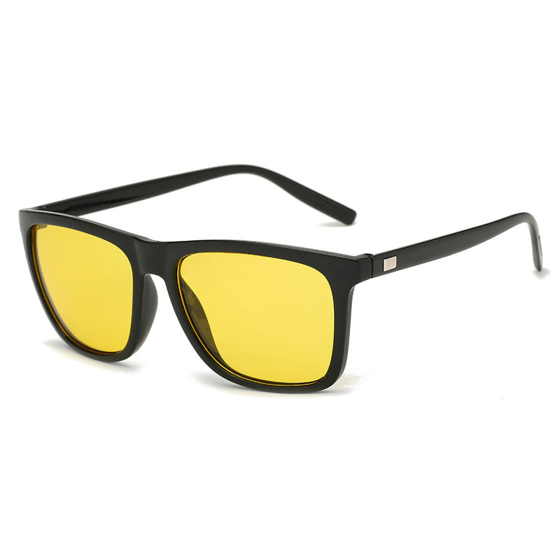 Monture noire brillante avec verres jaunes transparents, vue de trois quarts sur fond blanc 10