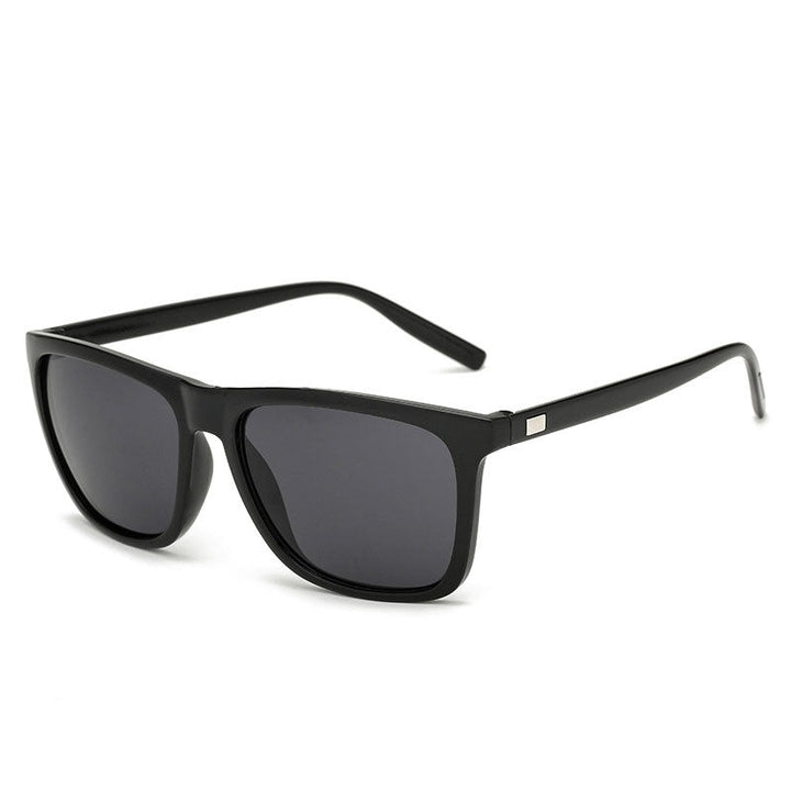Lunettes tout en noir brillant aux verres gris foncé, vues de trois quarts 13