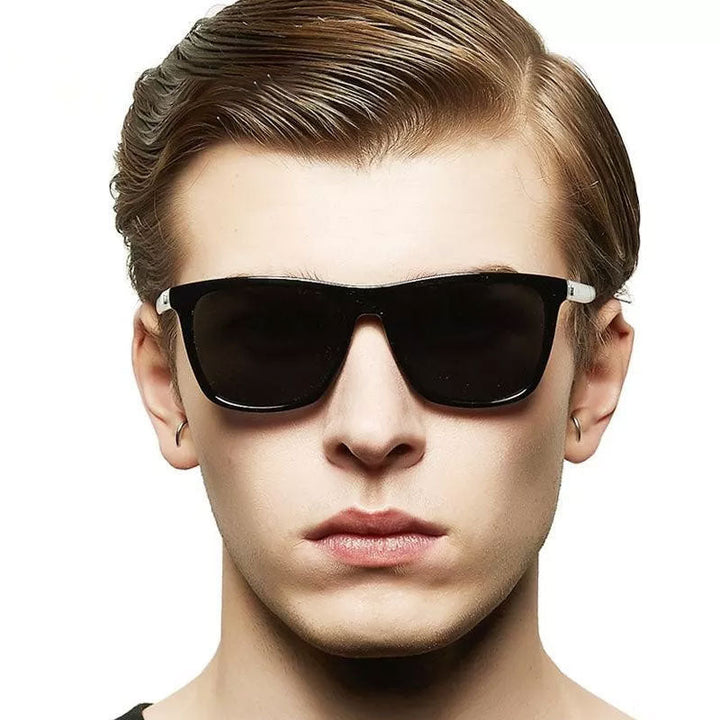 Portrait de face d'un homme aux cheveux châtains portant les lunettes à verres foncés 2