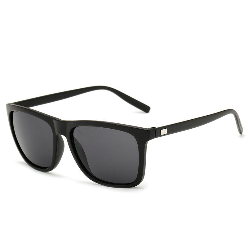 Lunettes noires mates aux verres gris foncé, vues de trois quarts sur fond blanc 7