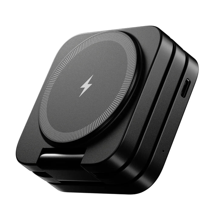 Station noire entièrement repliée en bloc compact et carré, avec le disque de charge visible sur le dessus et le port USB-C sur le côté. 9