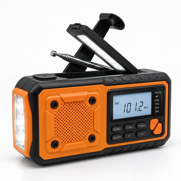 Radio orange et noire sur fond blanc, lampe de lecture dépliée, antenne sortie et lampe latérale allumée 1