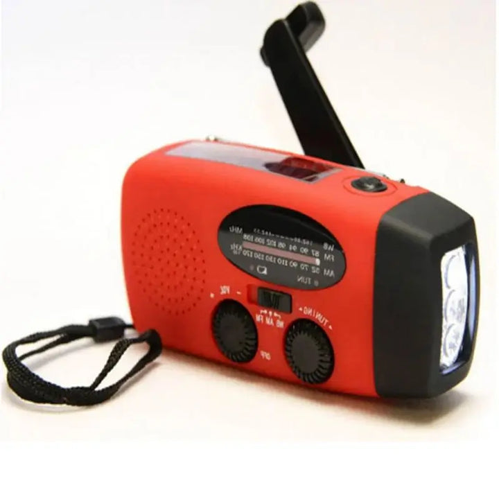 Radio rouge vue du côté opposé, lampe à droite, manivelle dépliée et dragonne noire à gauche 5