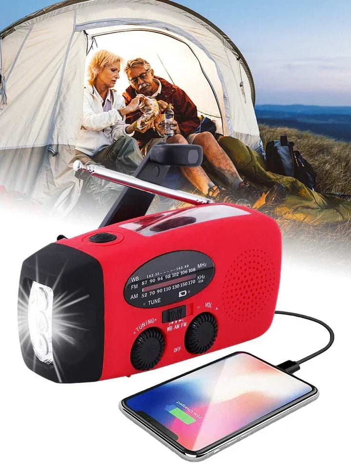 Radio rouge en premier plan, smartphone en charge, devant un couple qui pique-nique sous une tente de camping 4