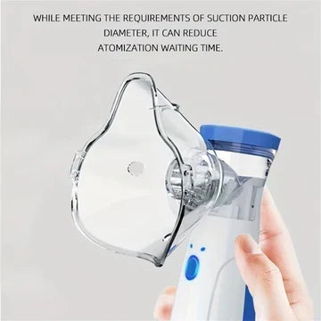 Main tenant le nébuliseur équipé de son masque transparent, en gros plan, pour montrer la prise en main. 10