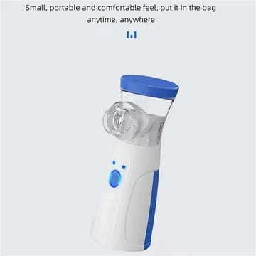 Nébuliseur compact sans masque, avec son embout transparent et son capuchon bleu, vu de face pour montrer son petit format. 11