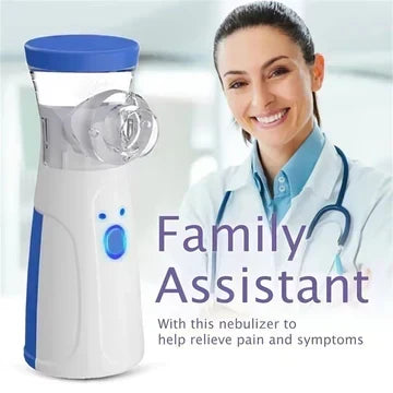 Nébuliseur portable blanc et bleu à côté d'une femme souriante en blouse blanche avec un stéthoscope, sur fond clair. 2