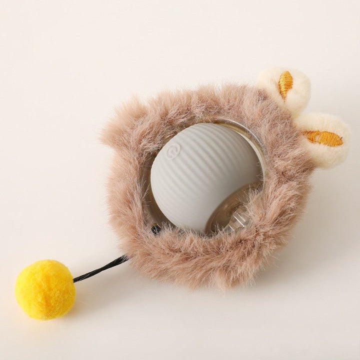 Version pour chat : balle grise entourée d'une couronne de fourrure beige, avec oreilles crème brodées et pompon jaune au bout d'une tige. 14