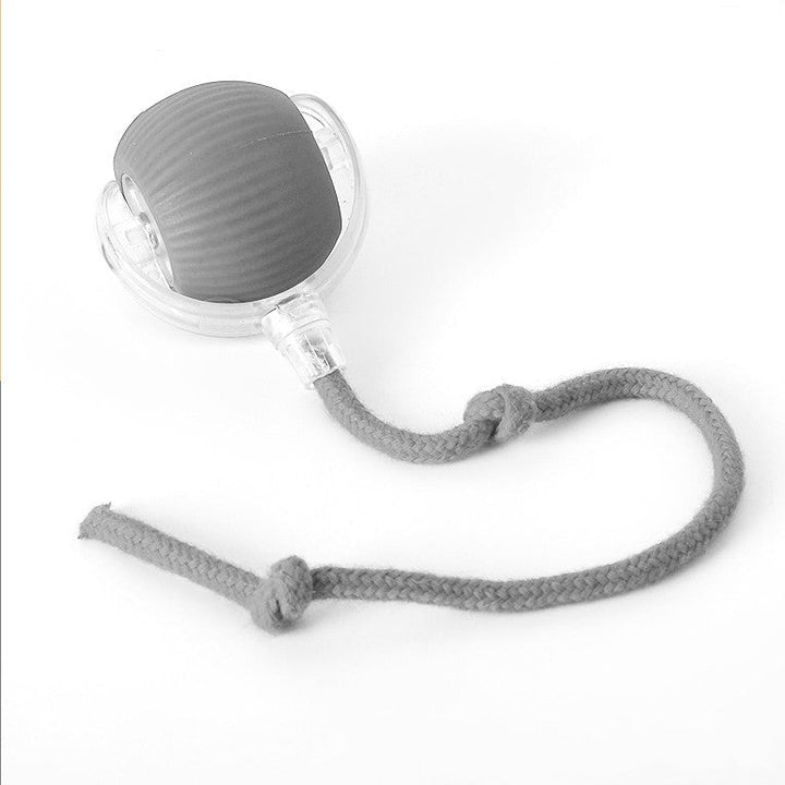 Balle grise nervurée dans sa coque transparente, avec sa corde grise à deux nœuds, sur fond blanc. 11