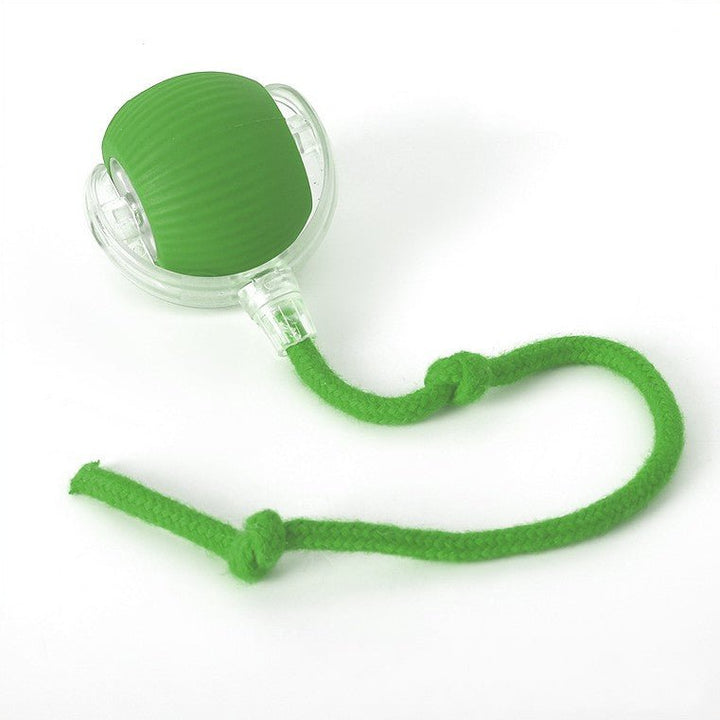 Balle verte nervurée dans sa coque transparente, avec sa corde verte à deux nœuds, sur fond blanc. 9