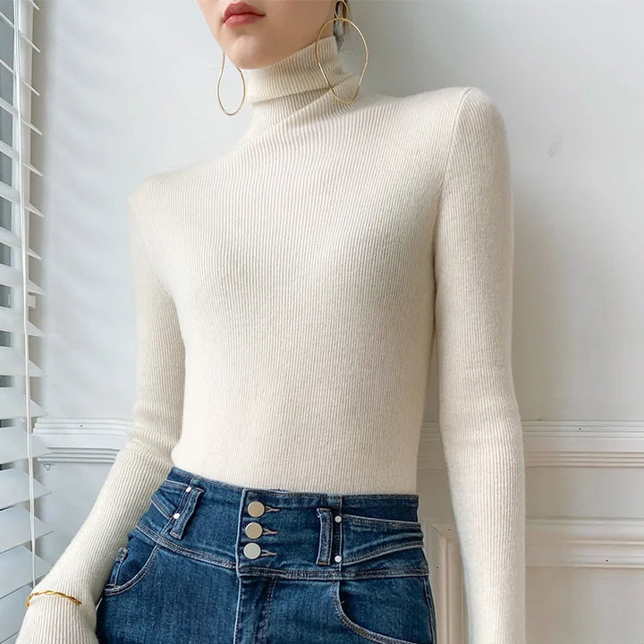 Pull blanc crème à col roulé côtelé porté avec jean taille haute 4