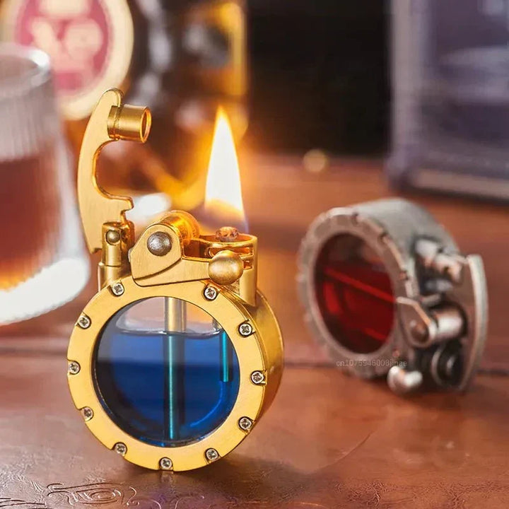 Briquet doré à réservoir bleu et flamme allumée au premier plan, avec un second briquet argenté à réservoir rouge en arrière-plan. 6