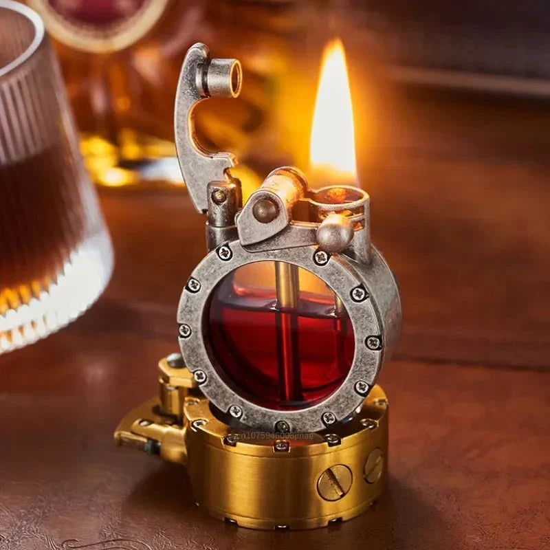 Briquet en métal vieilli à hublot rond rempli de liquide rouge, flamme allumée, posé sur une table en cuir près d'un verre. 1