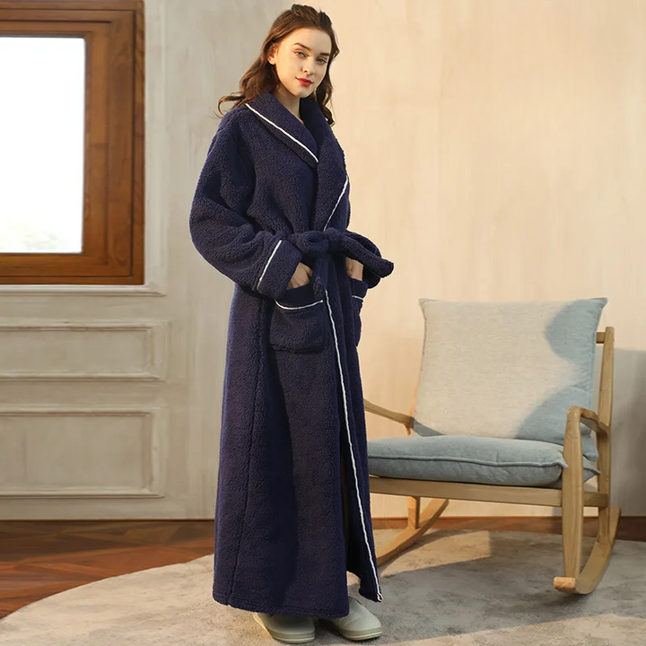 Peignoir bleu nuit vu de profil, mains dans les poches, devant un fauteuil à bascule en bois 10
