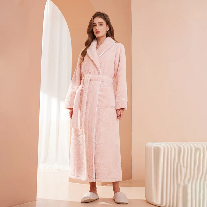 Peignoir rose pâle à col châle porté devant une arche, ceinture nouée à la taille 5