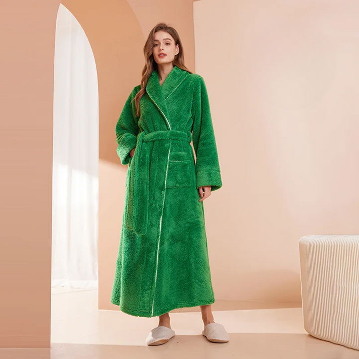 Peignoir vert vif en tissu pelucheux porté dans un décor beige, avec liseré clair et poche 6