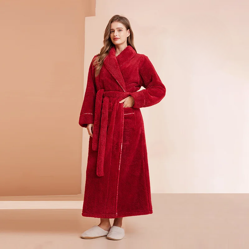 Peignoir rouge bordeaux à col châle, une main dans la poche, ceinture longue nouée devant 7