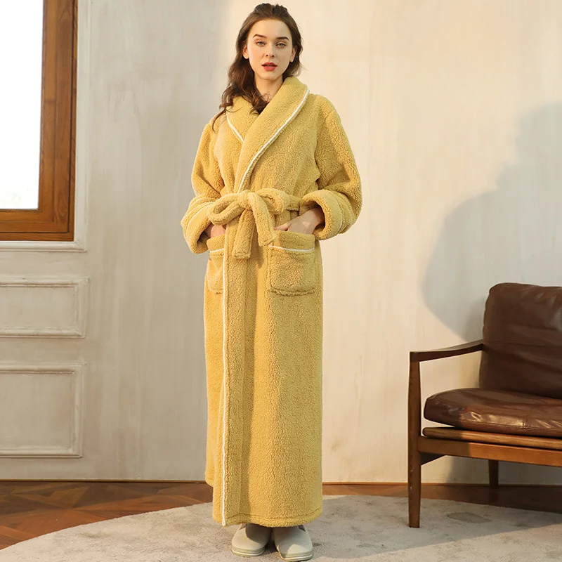 Peignoir jaune moutarde duveteux, mains dans les poches, liseré crème, porté dans un salon lumineux 8