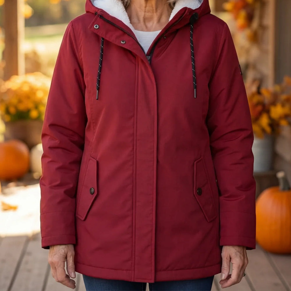 Gros plan sur le buste de la parka rouge portée, avec décor d'automne et citrouilles 2