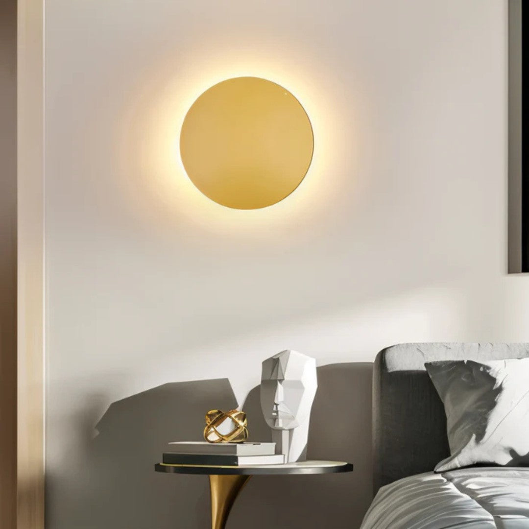 Applique ronde dorée allumée au-dessus d'une table de chevet moderne dans une chambre 6