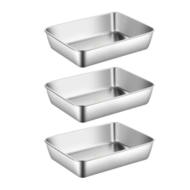 Trois plats rectangulaires plus bas en acier inoxydable poli, empilés visuellement en colonne, sans couvercle, vus légèrement de dessus. 24