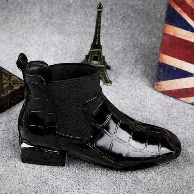Boot noire vernie à motif croco, vue de profil côté intérieur, avec empiècement élastique et talon bas carré à liseré métallique. 2