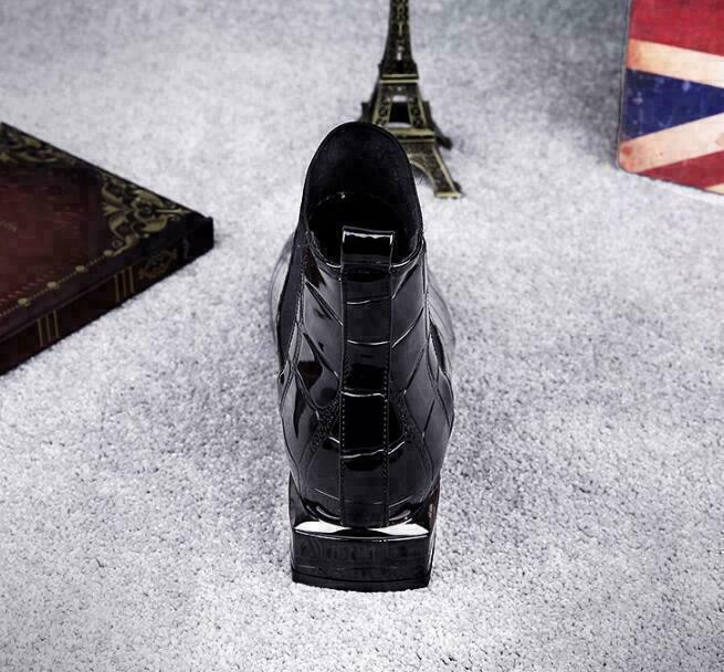 Boot noire vernie vue de dos, montrant la languette de tirage, l'effet croco brillant et le talon carré à bande métallique. 4