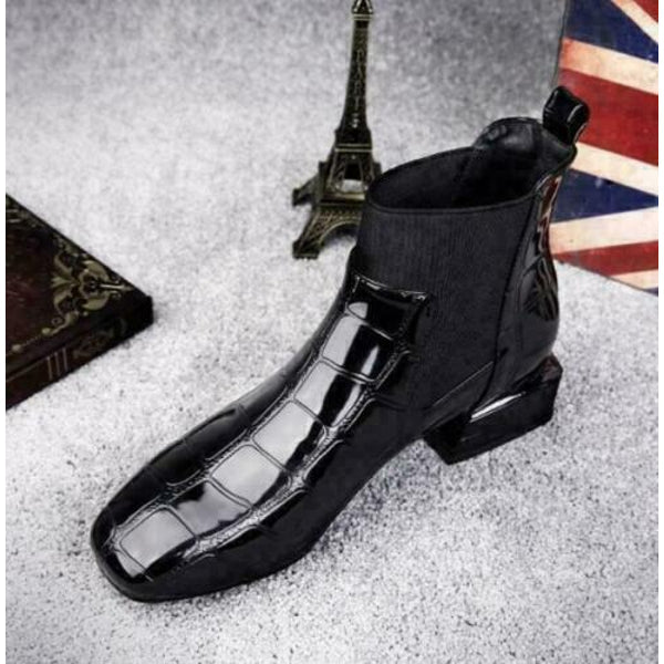 Boot noire vernie à effet croco, bout carré et élastique sur le côté, vue de trois quarts avant surélevée. 7