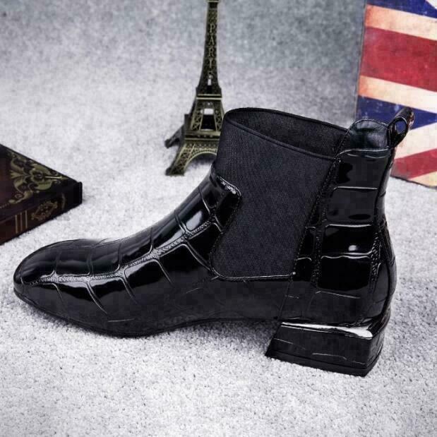 Boot noire vernie à motif croco vue de profil extérieur, avec large empiècement élastique noir et talon bas carré brillant. 6