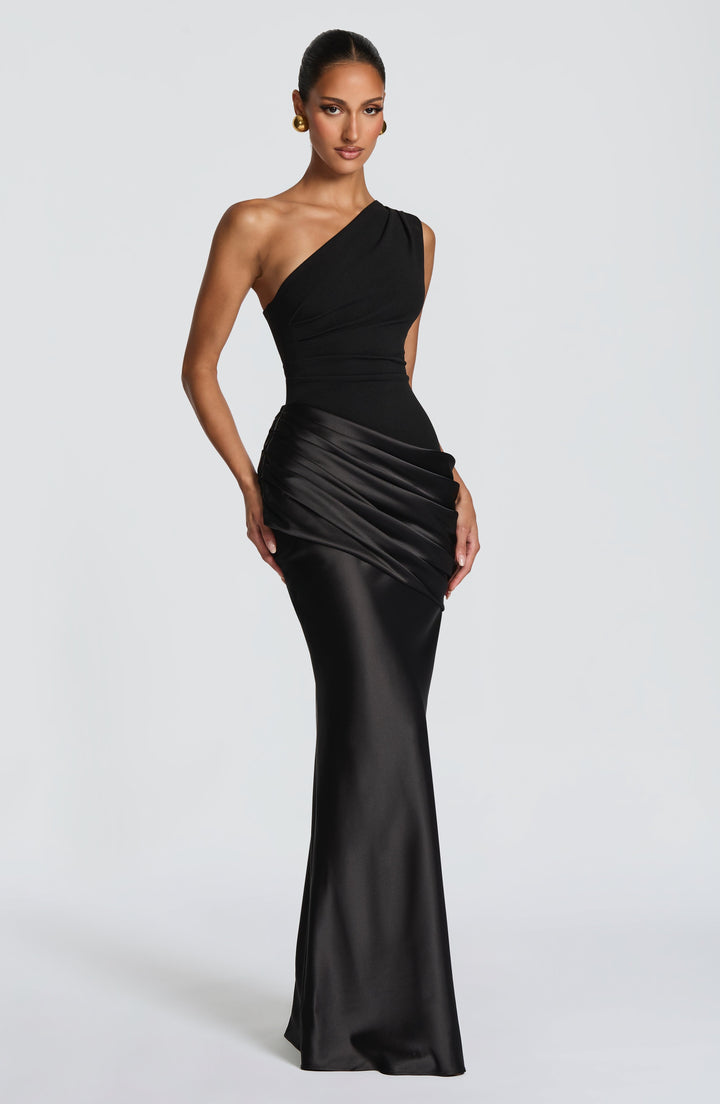 Robe longue noire à une épaule portée de face, buste plissé et taille drapée en satin brillant 22
