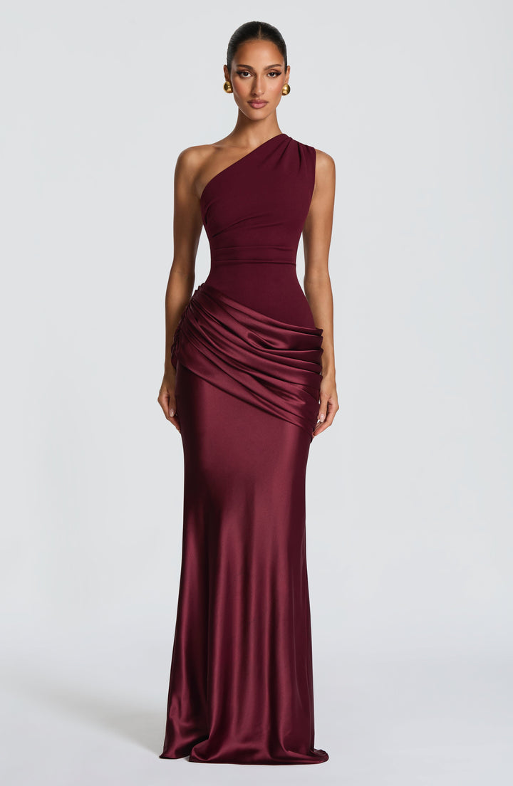 Robe longue blanche portée de face, mains derrière le dos, silhouette longue et drapé en satin sur la hanche. 13