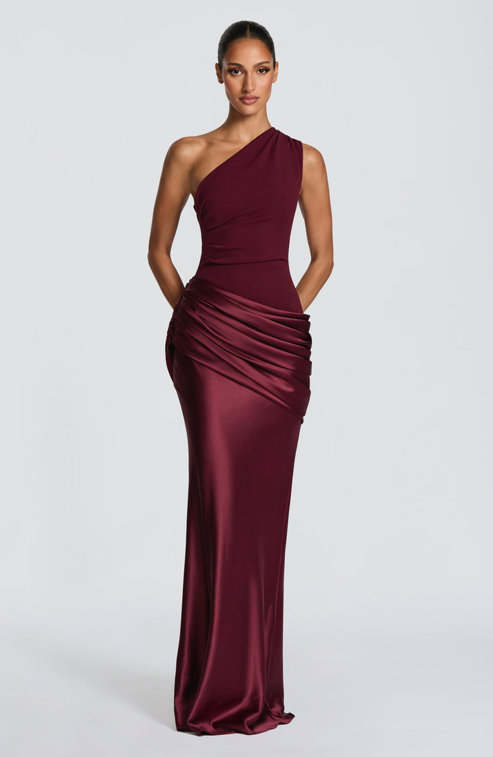 Robe longue prune vue de dos, épaule asymétrique, drapé en satin sur la hanche et jupe fluide. 19