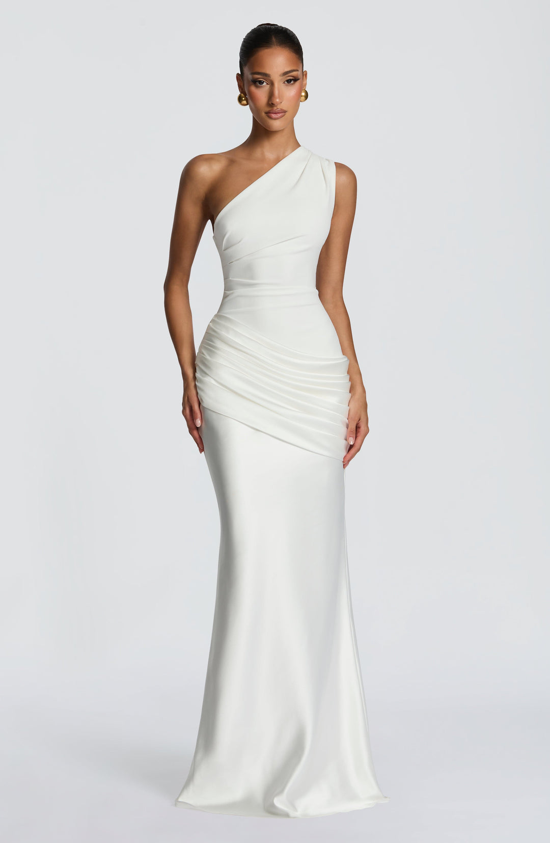 Robe longue blanche vue de face, mannequin les bras le long du corps, haut en crêpe, drapé plissé et jupe satinée. 28