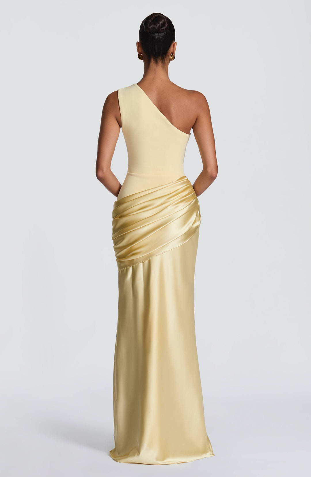 Vue de dos de la robe jaune pâle, bretelle asymétrique et drapé en satin sur les hanches 27
