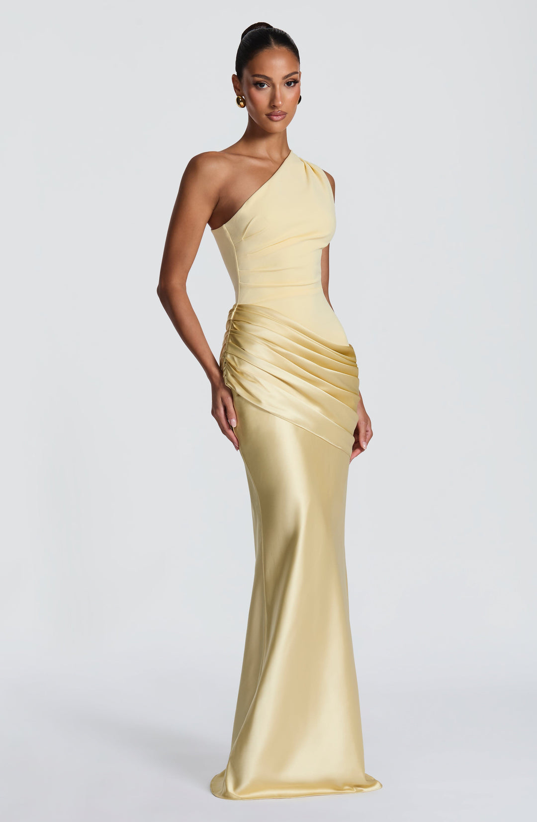 Robe jaune pâle portée en trois quarts, jupe fluide en satin et traîne légère au sol 28