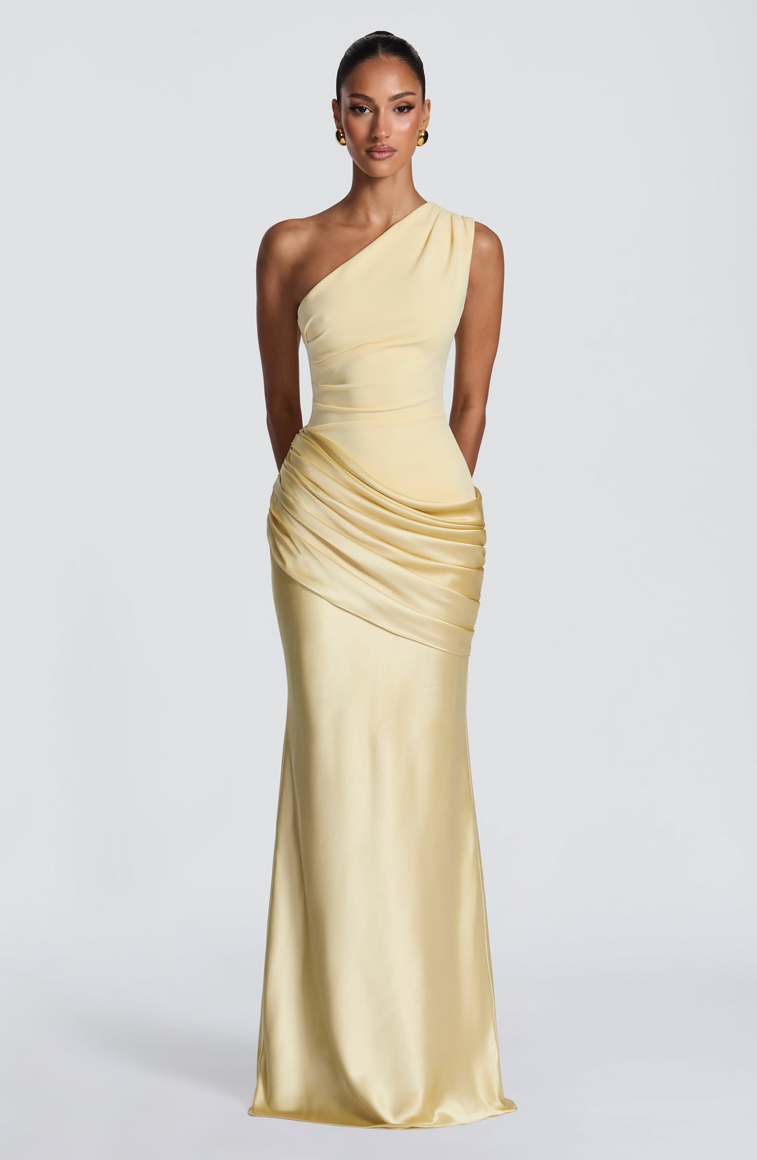 Robe longue jaune pâle à une épaule portée de face, buste plissé et taille drapée en satin 26
