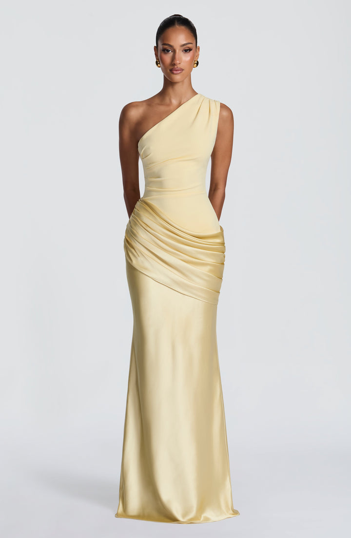 Robe longue jaune pâle à une épaule portée de face, buste plissé et taille drapée en satin 26