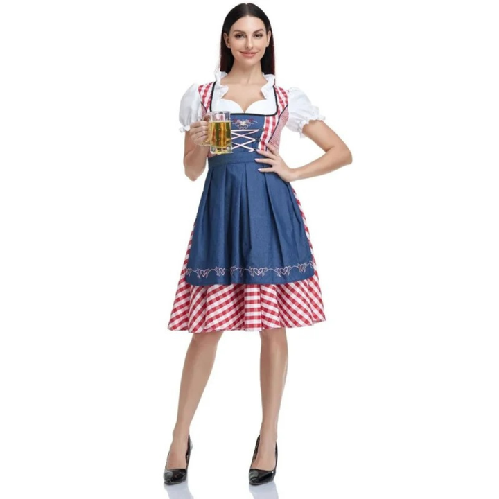 Femme en pied face à l'objectif, chope de bière à la main, robe à carreaux rouges avec tablier bleu et escarpins noirs. 7